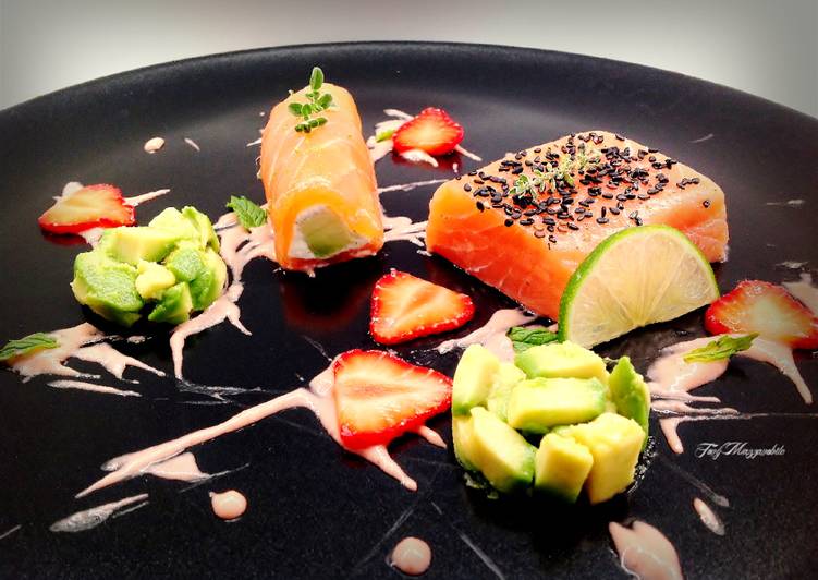 Cuore di salmone crudo, cannolo di salmone affumicato con burrata e avocado, e gazpacho di fragole