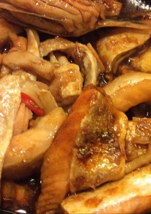 Hình của món Lườn cá hồi kho nước tương.