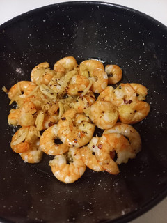Una foto de Gambas al ajillo 🦐🧄
