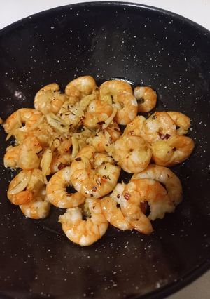 Una foto de Gambas al ajillo 🦐🧄