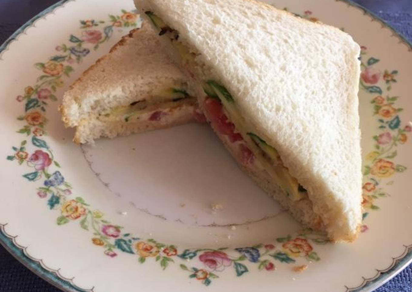 Sándwich de calabacitas y jitomate