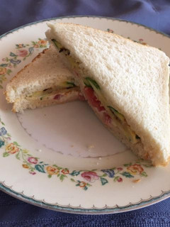 Una foto de Sándwich de calabacitas y jitomate