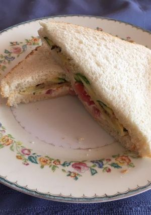 Una foto de Sándwich de calabacitas y jitomate