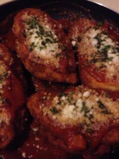 Una foto de Pechuga rellena de queso mozarella