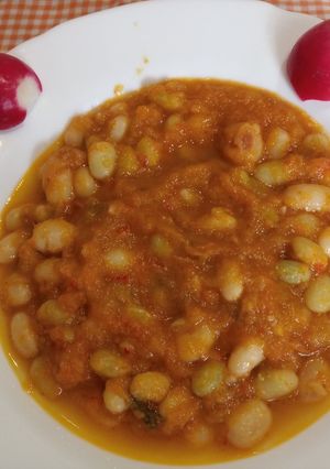 Una foto de Pochas a la Navarra con verduras en olla exprés