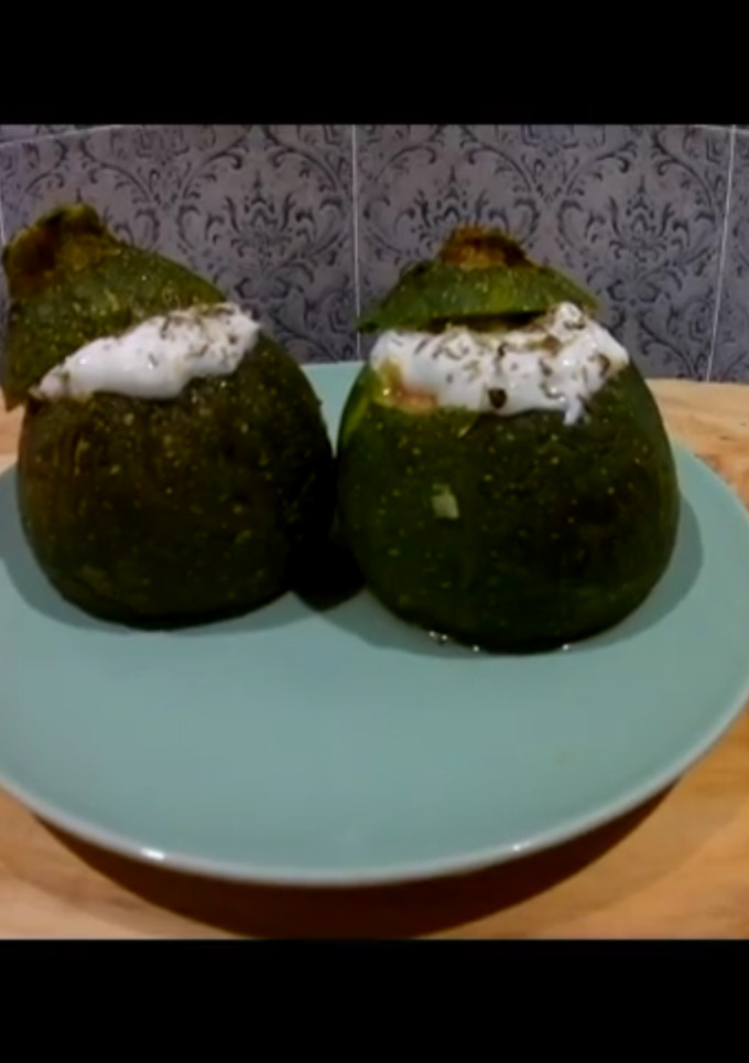Una foto de Calabacín luna relleno con hierbas provenzal para dieta