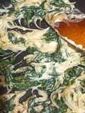 Salteado de hojas de rabanitos con tallarines y ricota seca salada. Receta Fácil y rápida