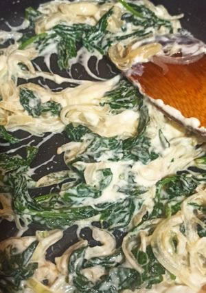 Una foto de Salteado de hojas de rabanitos con tallarines y ricota seca salada. Receta Fácil y rápida