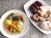 Una foto de puchero con morcilla