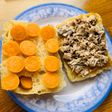 Bánh mì ciabatta kẹp cá ngừ bò sốt mayonnaise và quả tầm bóp (thù lù)