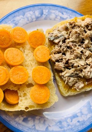Hình của món Bánh mì ciabatta kẹp cá ngừ bò sốt mayonnaise và quả tầm bóp (thù lù).