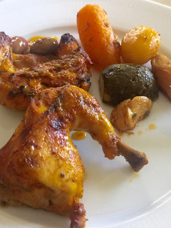 Una foto de Pollo en adobo/دجاج مشرمل