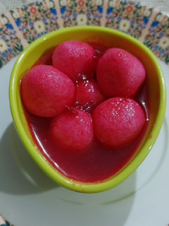 સ્ટ્રોબેરી રસગુલ્લા (Strawberry Rasgulla Recipe In Gujarati) રેસીપી મુખ્ય ફોટો