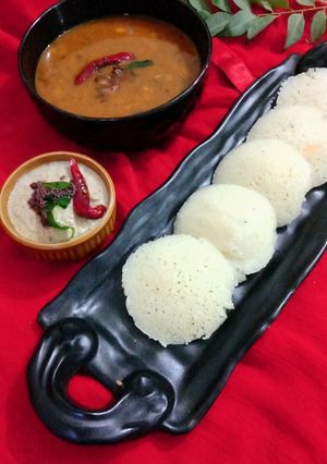 बिना दही की रवा इडली (Bina Dahi ki idli recipe in hindi) रेसिपी मुख्य फोटो