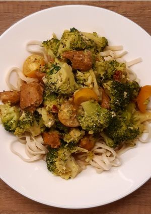 Zdjęcie przepisu Udon z kurczakiem i warzywami.