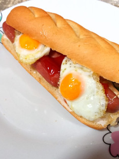Una foto de Hot dog con huevos de codorniz 🌭