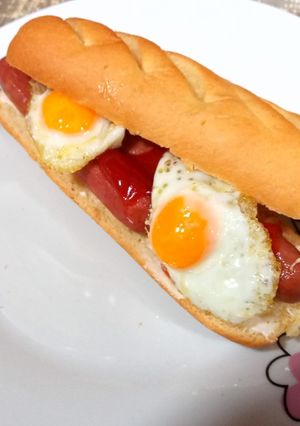 Una foto de Hot dog con huevos de codorniz 🌭