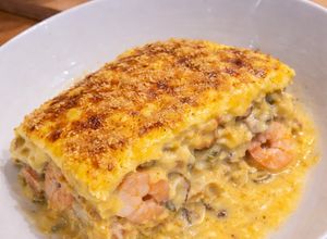 Une photo de Lasagnes aux fruits de mer avec une béchamel au safran