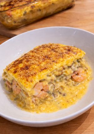 Une photo de Lasagnes aux fruits de mer avec une béchamel au safran