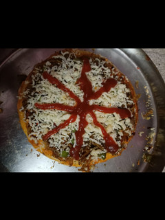 નૂડલ્સ પીઝા(Noodles Pizza Recipe in Gujarati) રેસીપી મુખ્ય ફોટો