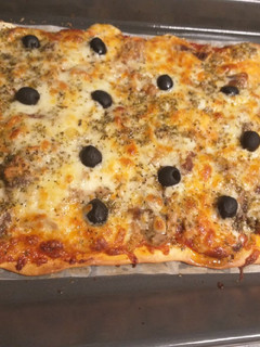 Una foto de Pizza casera de atún, anchoas y champiñones