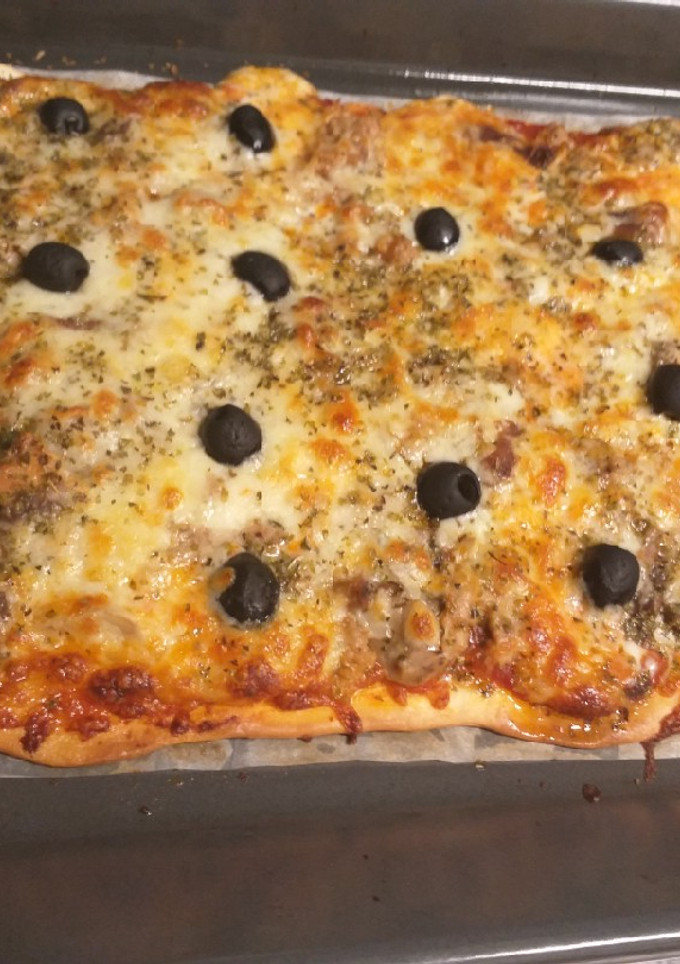 Una foto de Pizza casera de atún, anchoas y champiñones