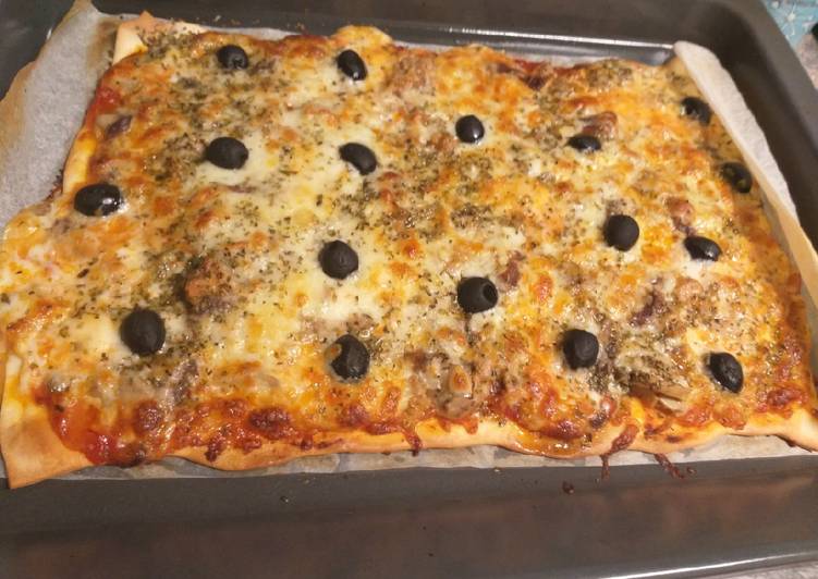 Pizza casera de atún, anchoas y champiñones