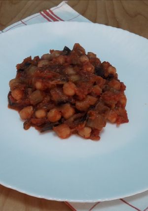 O poză a rețetei Vinete cu năut și sos de roșii.