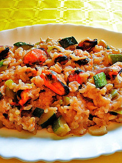 Una foto de Risotto con mejillones y verduras