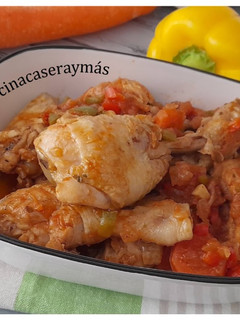 Una foto de Pollo guisado con verduras