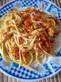 Tallarines con pollo deshilachado