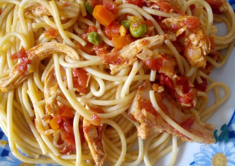 Tallarines con pollo deshilachado