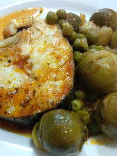Una foto de Bacalao con coles de Bruselas