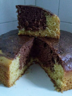 Una foto de Torta marmolada de naranja y chocolate 🍊🍫