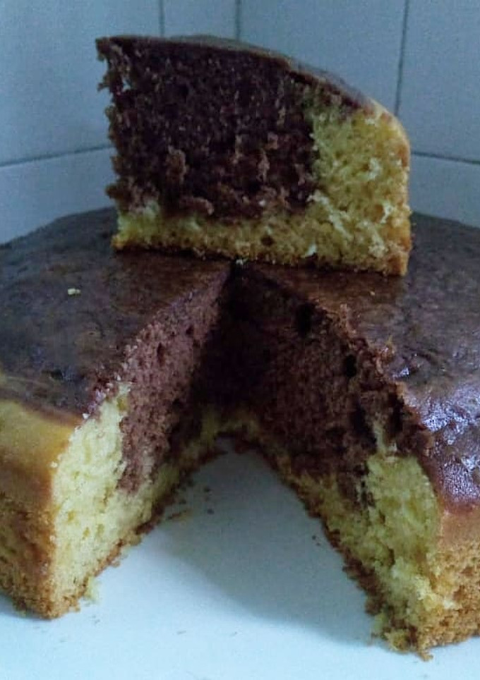 Una foto de Torta marmolada de naranja y chocolate 🍊🍫