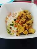 Pavo al curry con fideos de arroz (comida thai)