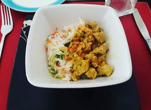 Una foto de Pavo al curry con fideos de arroz (comida thai)