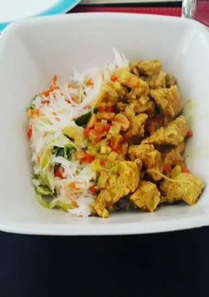 Una foto de Pavo al curry con fideos de arroz (comida thai)