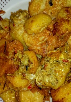 A picture of Fried potatoes with egg.