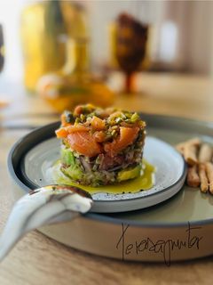 Una foto de Timbal de salmón 🍣 🥑 🍅 🧅