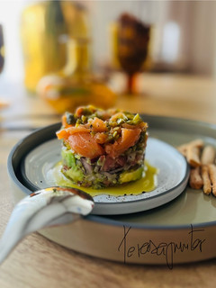 Una foto de Timbal de salmón 🍣 🥑 🍅 🧅