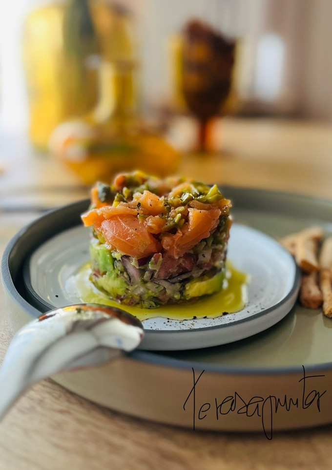 Una foto de Timbal de salmón 🍣 🥑 🍅 🧅