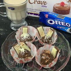A picture of Chocolate oreo pops.
