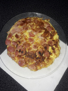 Una foto de Omelette de jamón, queso.huevo y salchichas