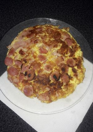 Una foto de Omelette de jamón, queso.huevo y salchichas
