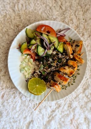 Hình của món Gà nướng souvlaki với oregano, salad hy lạp.