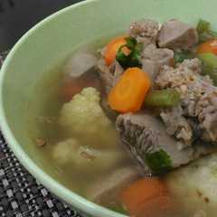A picture of Sop iga sapi sayur komplit.