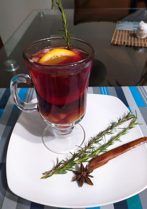 Una foto de Infusión de Jamaica Frutas y Romero