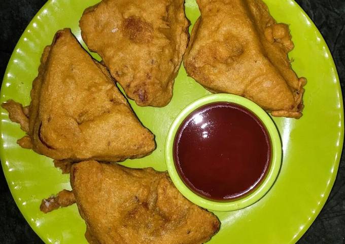 bread-pakora-recipe-aloo-stuffed-pakora-recipe-recipe-by-priya-jain