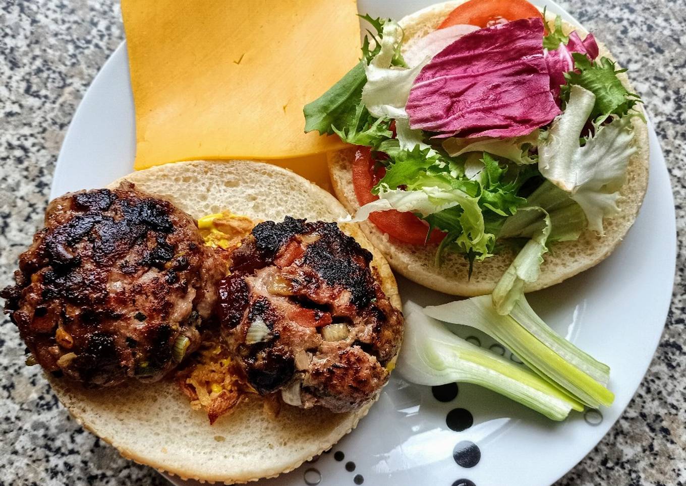 Hamburguesas de frutos rojos, ciruelas pasas y pistachos